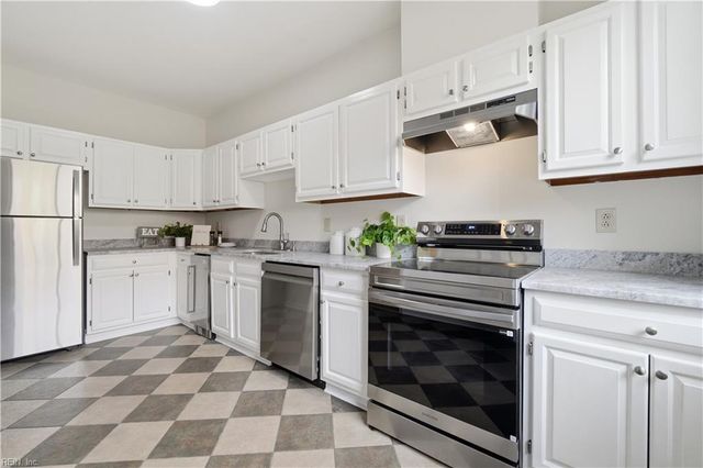 401 College Pl Apt 13, Norfolk, VA 23510