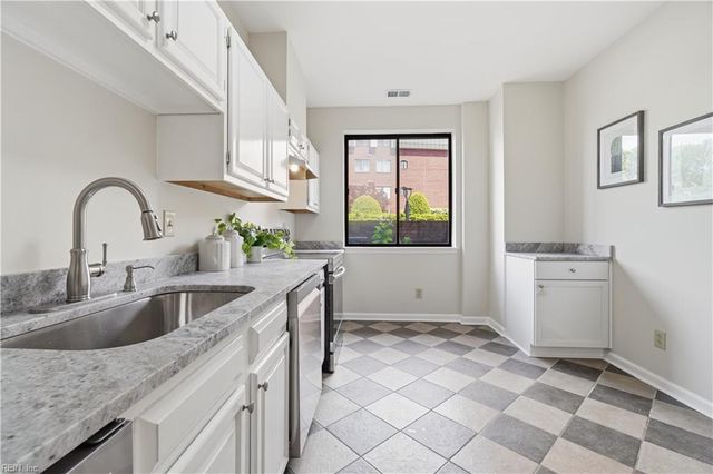 401 College Pl Apt 13, Norfolk, VA 23510