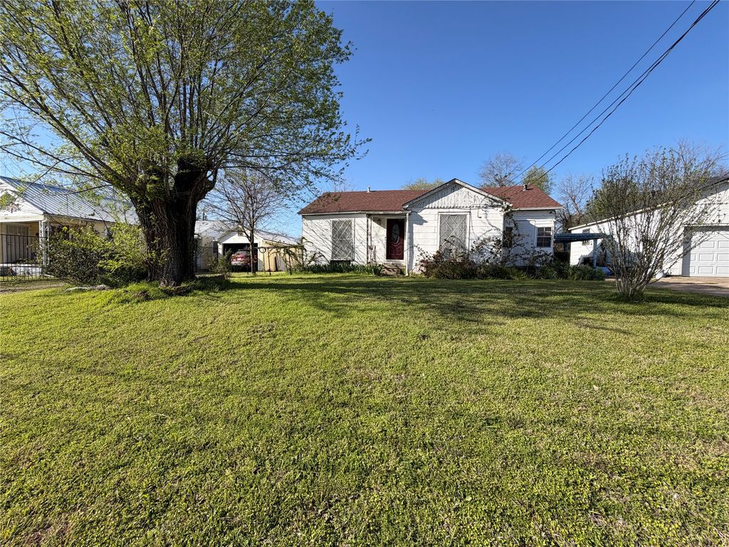 2820 Vinnie Street, Greenville, TX 75401