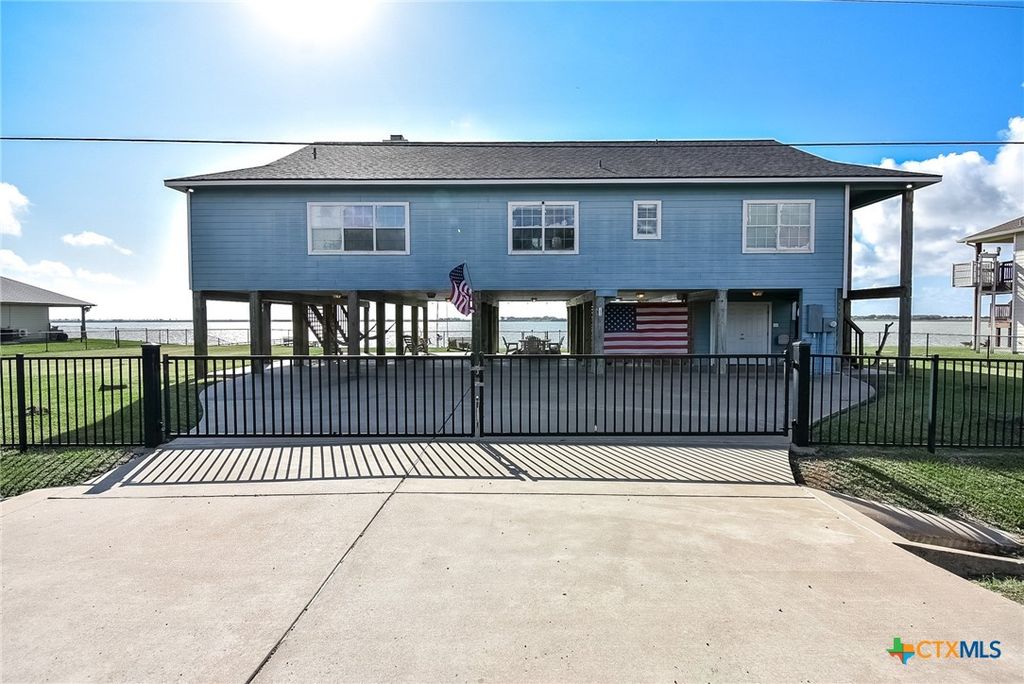 1504 W Bayshore Drive, Palacios, TX 77465