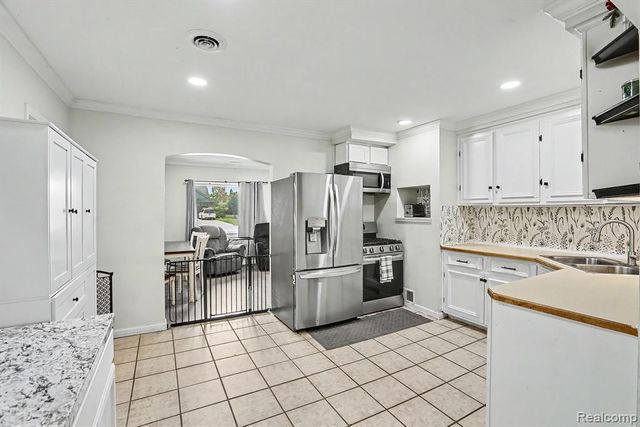30212 Beechwood Street, Garden City, MI 48135