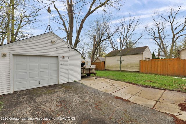 3523 Parkway Drive, Lansing, MI 48910