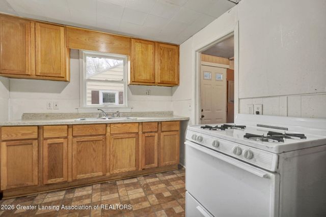 3523 Parkway Drive, Lansing, MI 48910