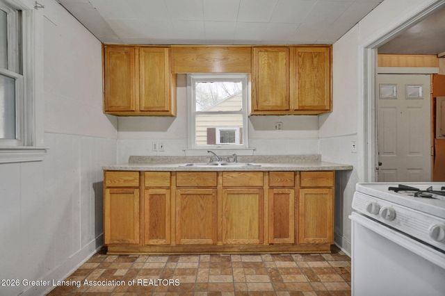 3523 Parkway Drive, Lansing, MI 48910
