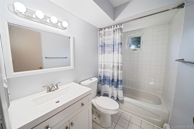2397 union blvd 8a, Islip, NY 11751