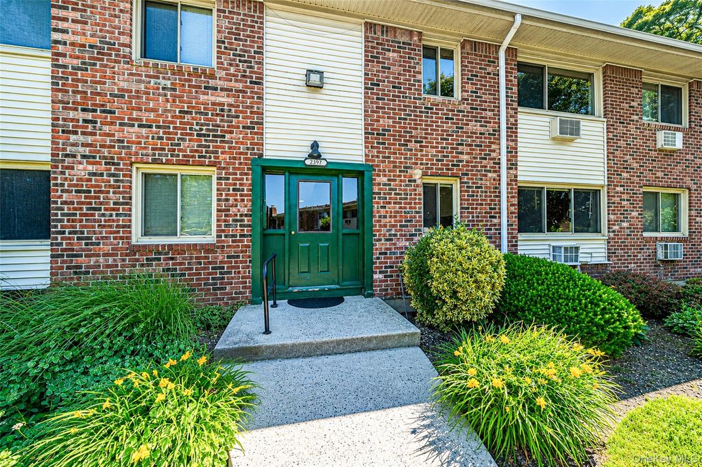 2397 union blvd 8a, Islip, NY 11751