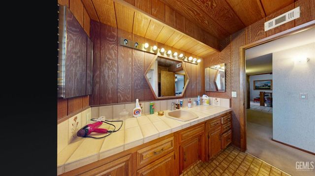 7908 Kimberly Avenue, Bakersfield, CA 93308