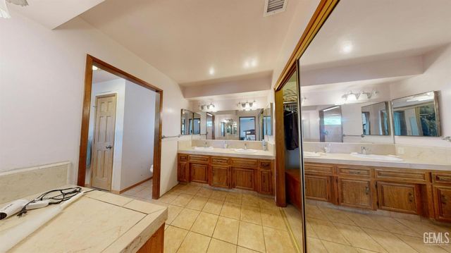 7908 Kimberly Avenue, Bakersfield, CA 93308