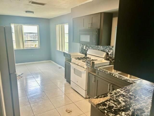 2400 NW 85th Avenue, Sunrise, FL 33322