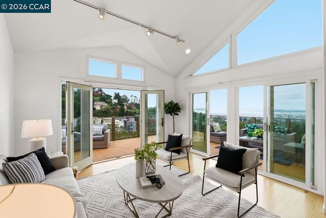 7075 Elverton Dr, Oakland, CA 94611