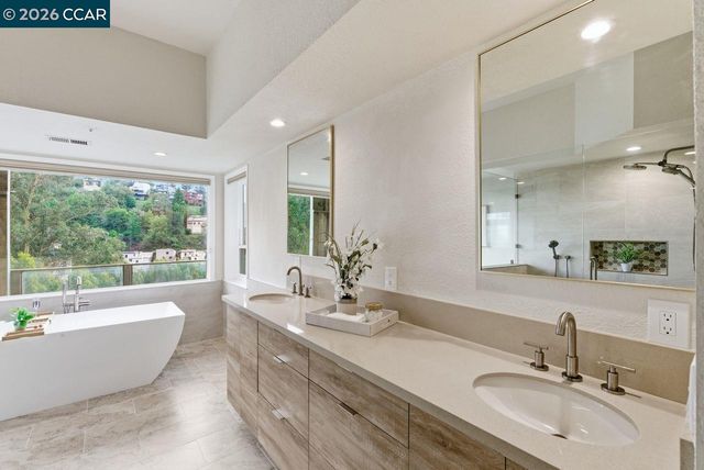 7075 Elverton Dr, Oakland, CA 94611