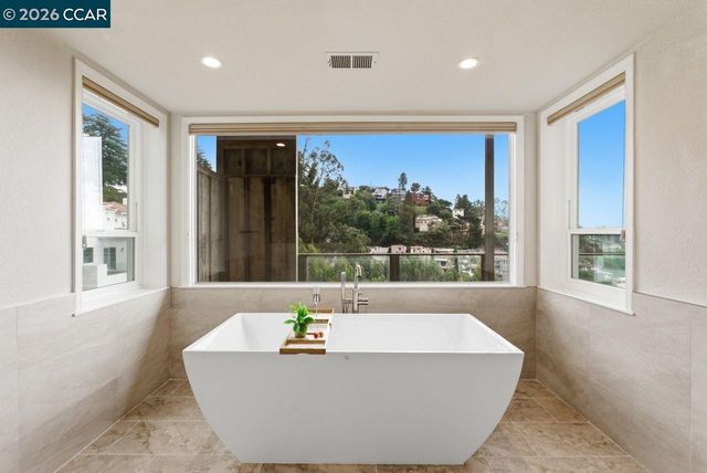 7075 Elverton Dr, Oakland, CA 94611