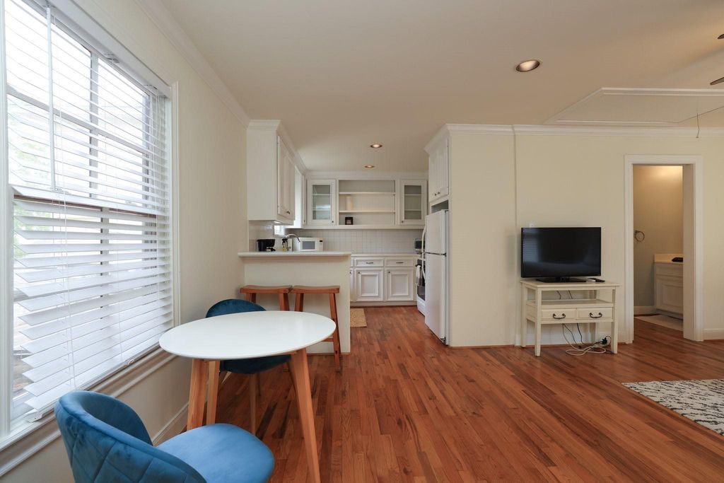 1132 Oxford Garage Apartment Street, Houston, TX 77008