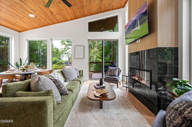 803 Big Bear Ridge Road, Gatlinburg, TN 37738