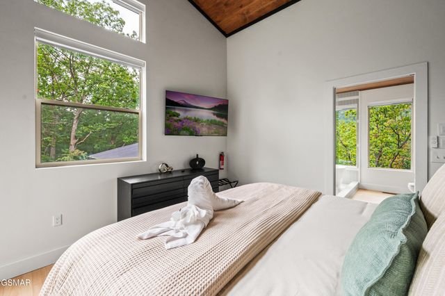 803 Big Bear Ridge Road, Gatlinburg, TN 37738