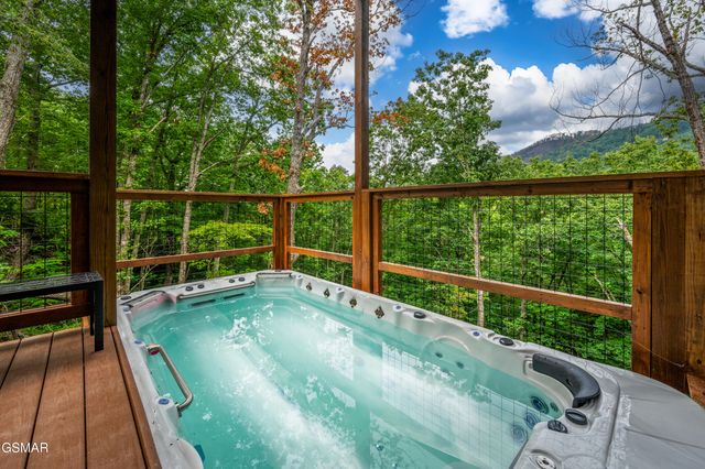 803 Big Bear Ridge Road, Gatlinburg, TN 37738
