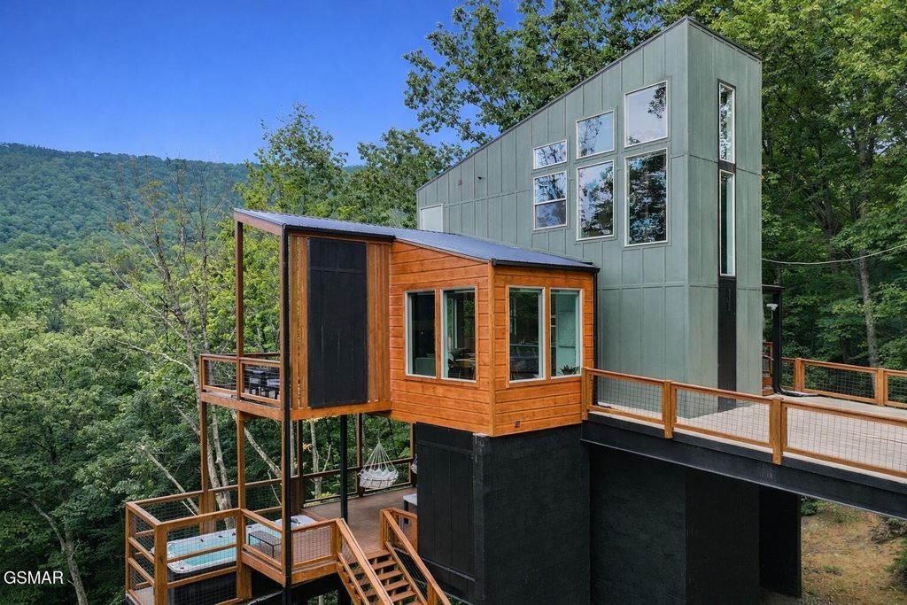 803 Big Bear Ridge Road, Gatlinburg, TN 37738
