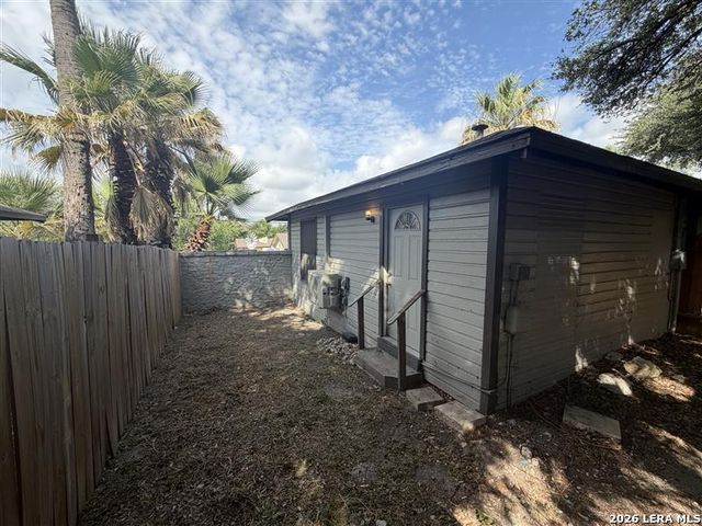 520 Gentleman Rd Apt 13, San Antonio, TX 78201