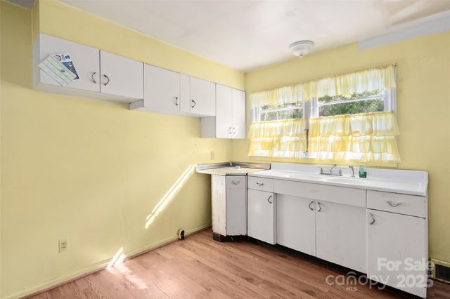 16 Melbourne Place, Asheville, NC 28801