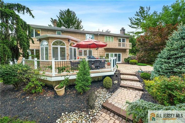 6 Limoli Court, Edison, NJ 08820