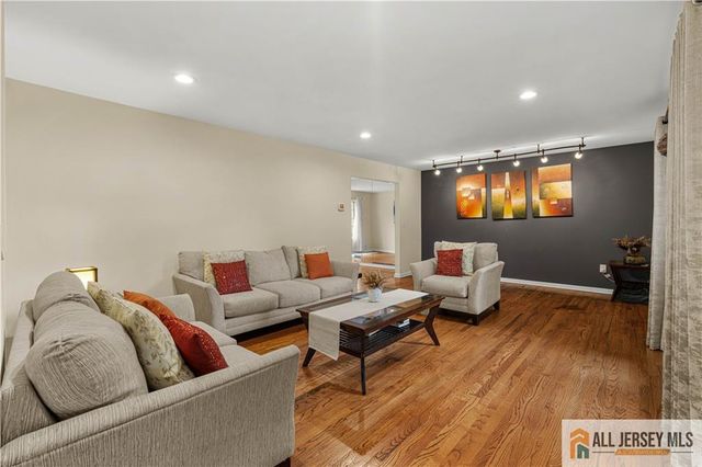 6 Limoli Court, Edison, NJ 08820