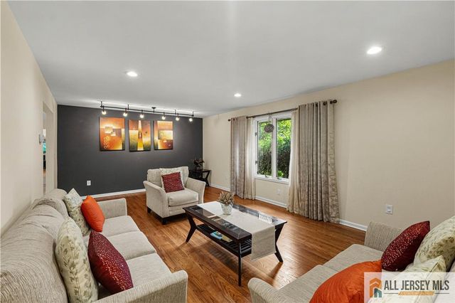 6 Limoli Court, Edison, NJ 08820