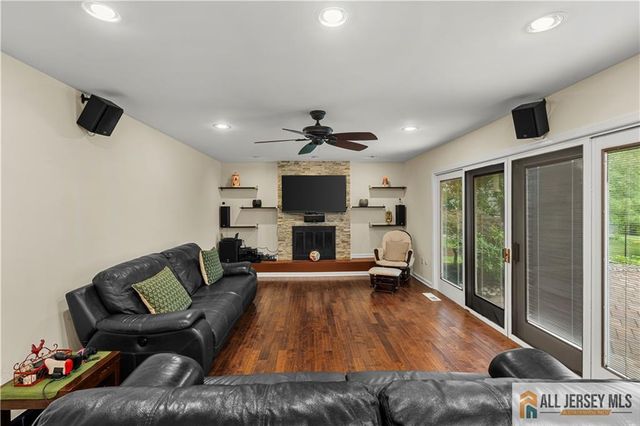 6 Limoli Court, Edison, NJ 08820
