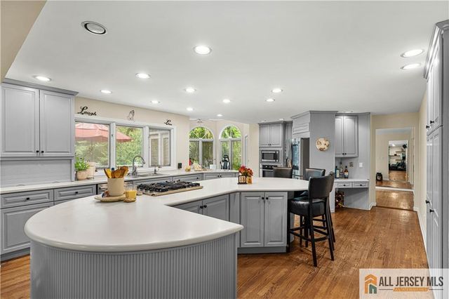 6 Limoli Court, Edison, NJ 08820
