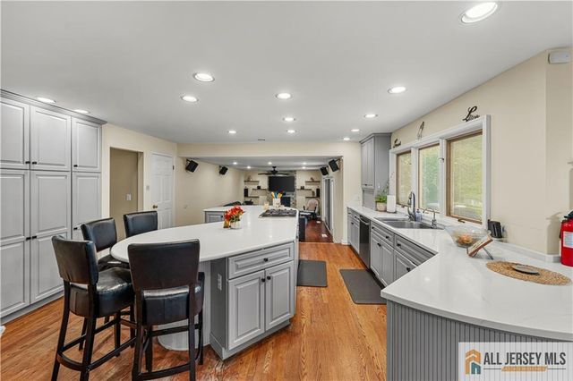 6 Limoli Court, Edison, NJ 08820
