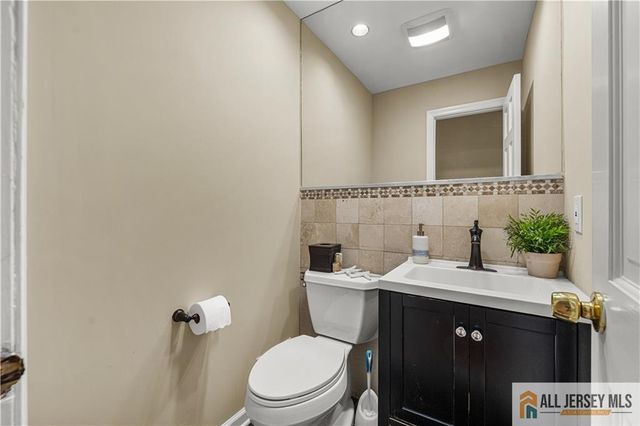 6 Limoli Court, Edison, NJ 08820