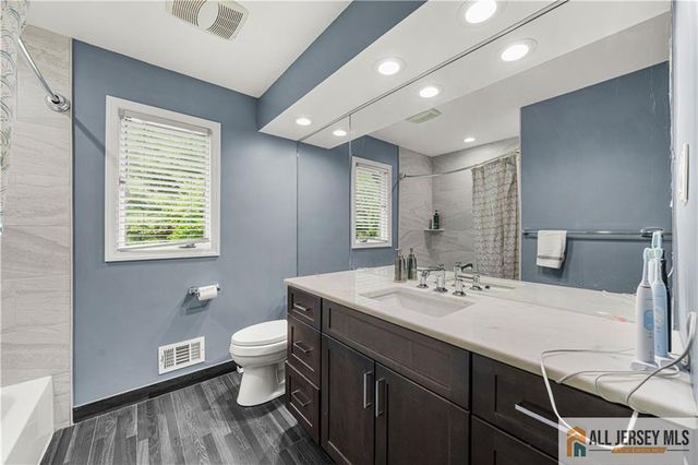 6 Limoli Court, Edison, NJ 08820