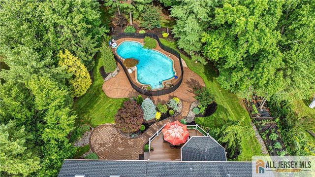 6 Limoli Court, Edison, NJ 08820