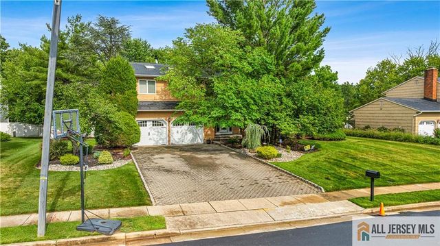 6 Limoli Court, Edison, NJ 08820