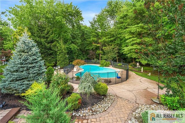 6 Limoli Court, Edison, NJ 08820