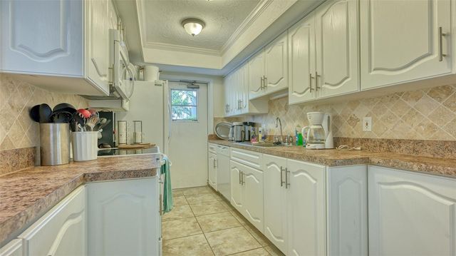 2446 CLUBHOUSE CIRCLE 201, Sarasota, FL 34232