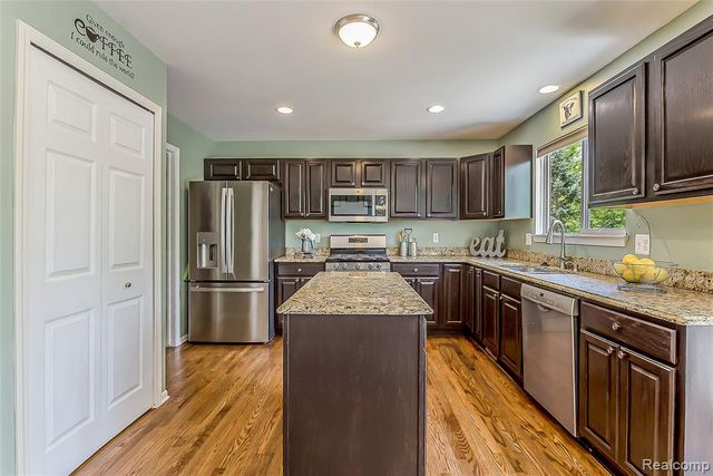58721 Carriage Lane, South Lyon, MI 48178