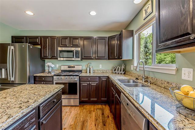 58721 Carriage Lane, South Lyon, MI 48178