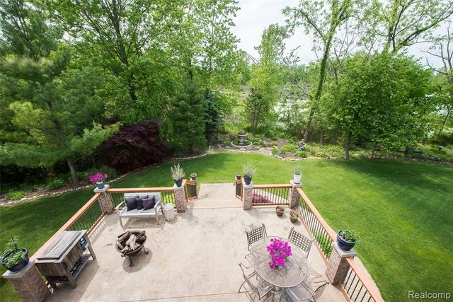 58721 Carriage Lane, South Lyon, MI 48178