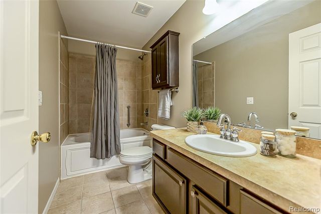 58721 Carriage Lane, South Lyon, MI 48178