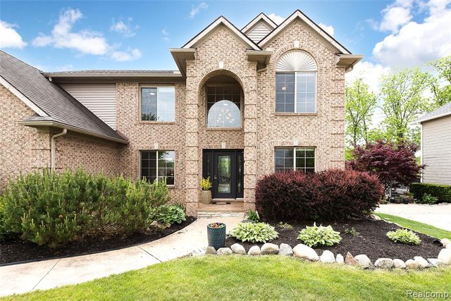 58721 Carriage Lane, South Lyon, MI 48178