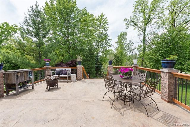 58721 Carriage Lane, South Lyon, MI 48178