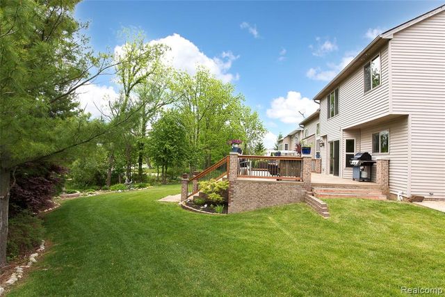 58721 Carriage Lane, South Lyon, MI 48178