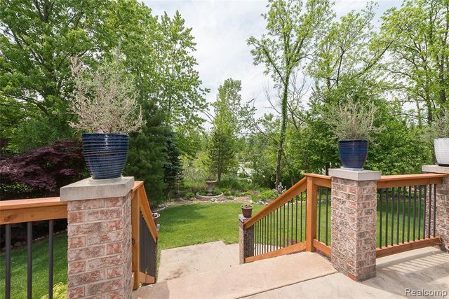 58721 Carriage Lane, South Lyon, MI 48178