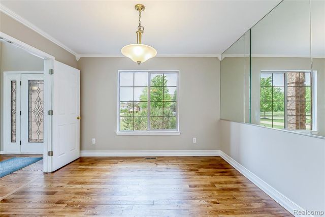 58721 Carriage Lane, South Lyon, MI 48178