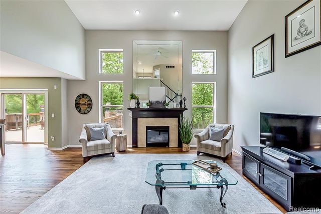 58721 Carriage Lane, South Lyon, MI 48178
