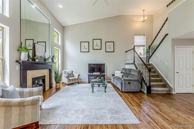 58721 Carriage Lane, South Lyon, MI 48178
