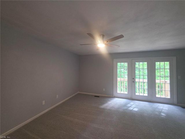 812 S Lake CIR, Chesapeake, VA 23322