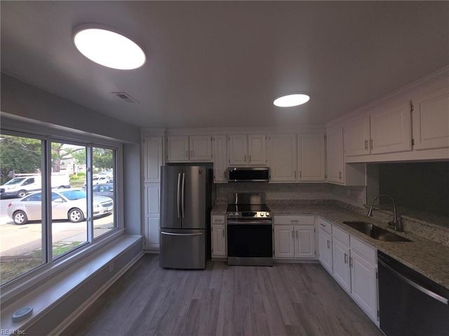 812 S Lake CIR, Chesapeake, VA 23322