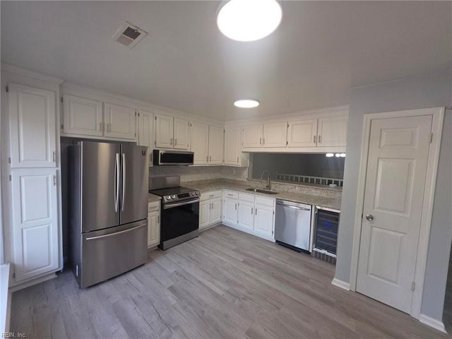 812 S Lake CIR, Chesapeake, VA 23322