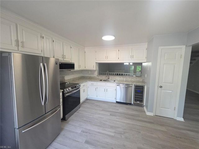 812 S Lake CIR, Chesapeake, VA 23322